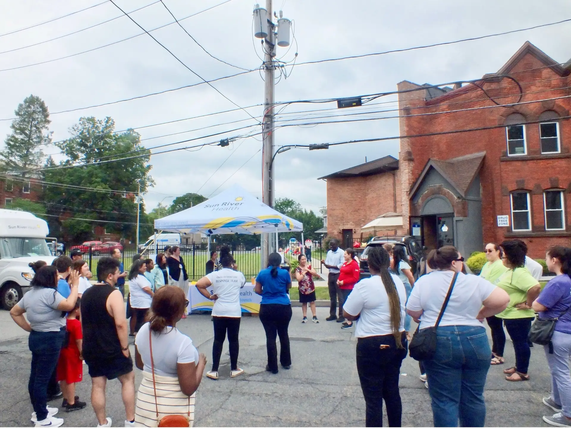 Participación comunitaria durante la jornada de salud con Sun River Health